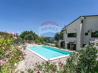Villa in Vendita a Aragona, 349'000€, 240 m²
