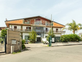 Capannone in Vendita a Paternò, 550'000€, 1530 m²