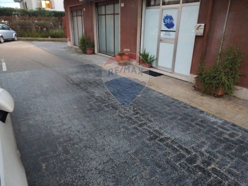 Immobile commerciale in Vendita a Caltagirone, 85'000€, 107 m²