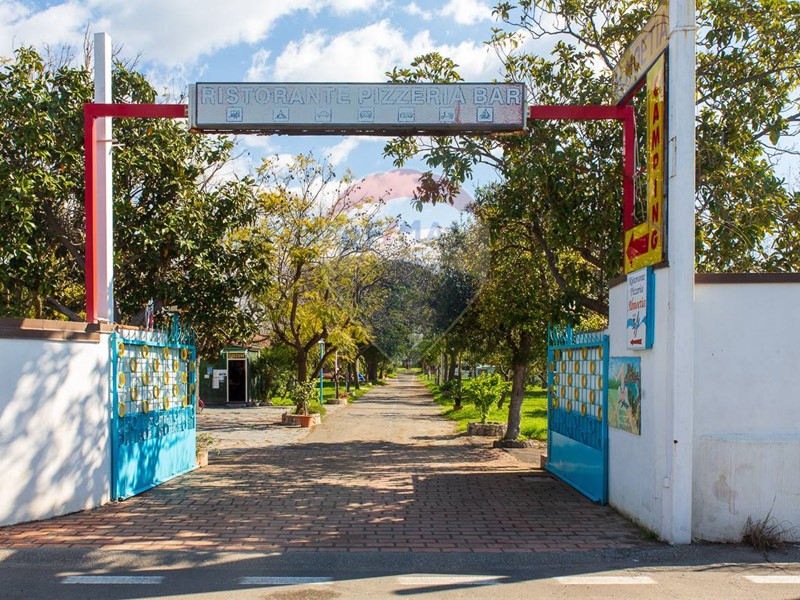 Immobile commerciale in Vendita a Calatabiano, 1'800'000€, 15565 m²