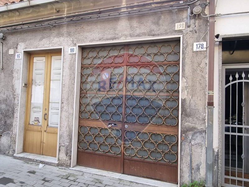 Casa Indipendente in Vendita a Paternò, 70'000€, 200 m²
