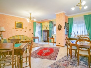 Appartamento in Vendita a Adrano, 185'000&euro;, 290 m²