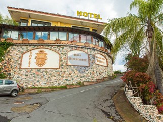 Appartamento in Vendita a Zafferana Etnea, 2'000'000€, 1500 m²