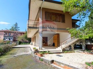 Villa in Vendita a Mascalucia, 260'000€, 240 m²