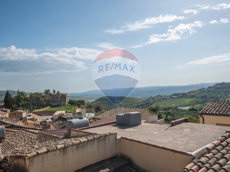 Casa Semi Indipendente in Vendita a Caltagirone, 24'000€, 100 m²