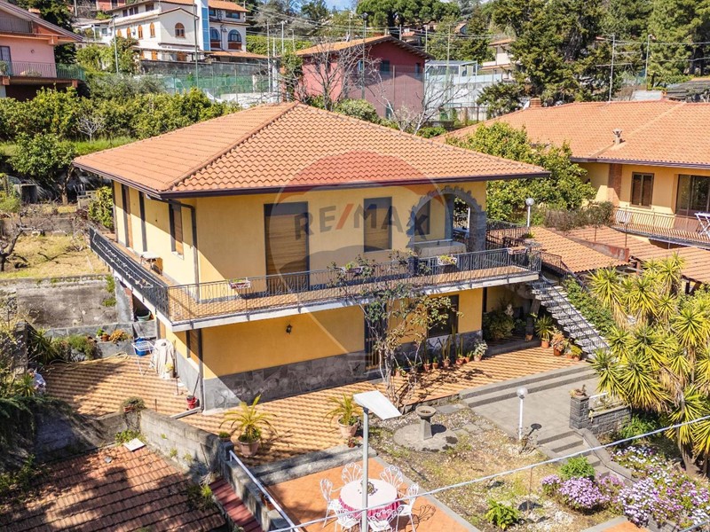 Villa in Vendita a Trecastagni, 250'000€, 204 m²