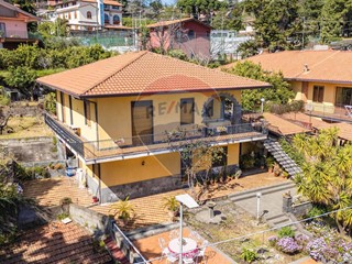 Villa in Vendita a Trecastagni, 250'000€, 204 m²