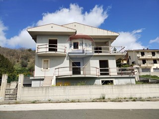 Villa in Vendita a Vizzini, 270'000€, 460 m²