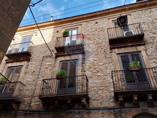 Casa Indipendente in Vendita a Piazza Armerina, 245'000€, 550 m²