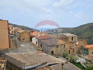 Casa Semi Indipendente in Vendita a Reitano, 35'000€, 95 m²