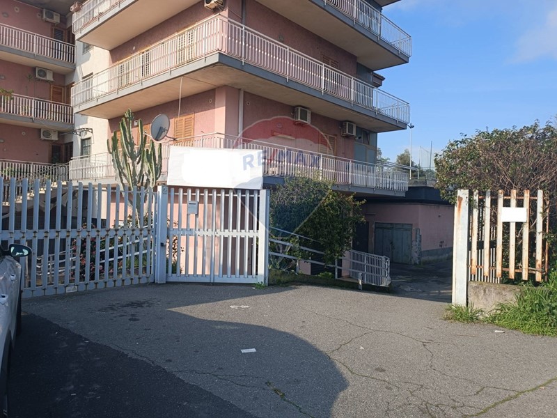 Magazzino in Vendita a Aci Catena, 95'000€, 97 m²