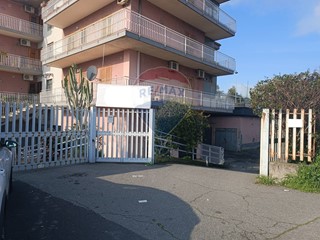 Magazzino in Vendita a Aci Catena, 95'000€, 97 m²