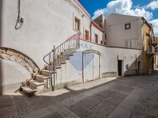 Immobile commerciale in Affitto a Ragusa, 2'200€, 240 m²