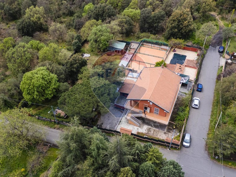 Casa Semi Indipendente in Vendita a Pedara, 480'000€, 300 m²