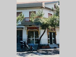 Immobile commerciale in Affitto a Belpasso, 1'200€, 120 m²