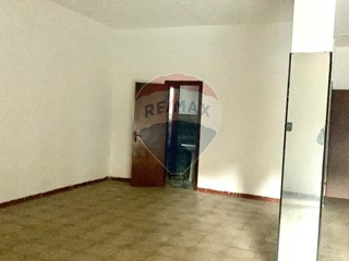 Immobile commerciale in Affitto a Belpasso, 1'500€, 132 m²