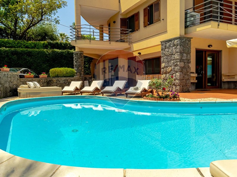 Villa in Vendita a Aci Sant'Antonio, 699'000€, 485 m²