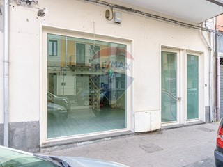 Negozio in Affitto a Paternò, 650€, 84 m²