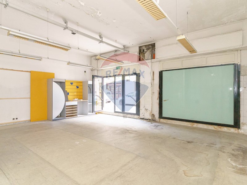 Negozio in Vendita a Paternò, 250'000€, 360 m²