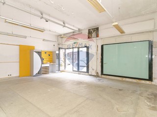 Negozio in Vendita a Paternò, 250'000€, 360 m²