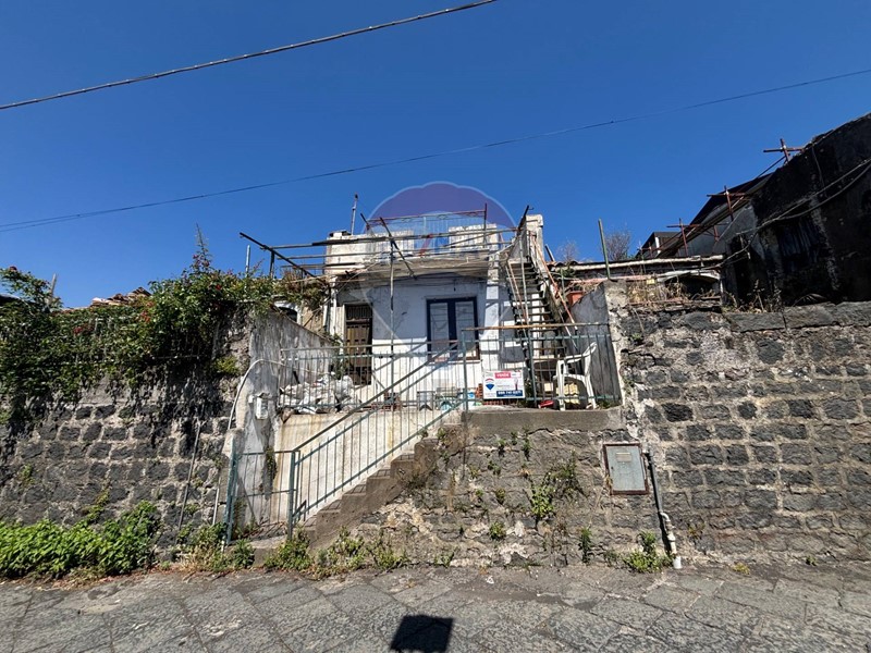 Casa Indipendente in Vendita a Sant'Alfio, 44'000€, 80 m²