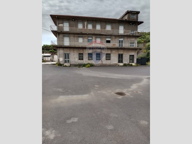 Immobile commerciale in Vendita a Motta Sant'Anastasia, 500'000€, 1860 m²