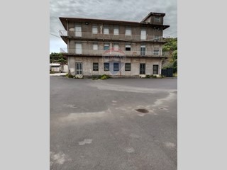 Immobile commerciale in Vendita a Motta Sant'Anastasia, 500'000€, 1860 m²