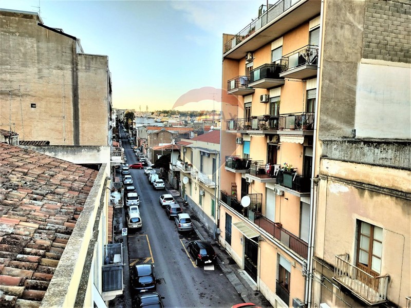 Appartamento in Vendita a Catania, 80'000&euro;, 135 m²