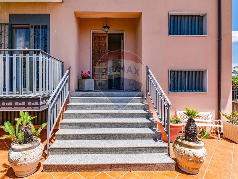 Villa in Vendita a Mascalucia, 285'000€, 400 m²