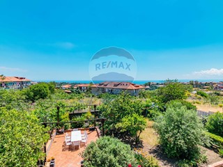 Villa in Vendita a Mascalucia, 285'000€, 400 m²