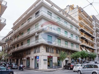 Ufficio in Vendita a Acireale, 280'000€, 280 m²