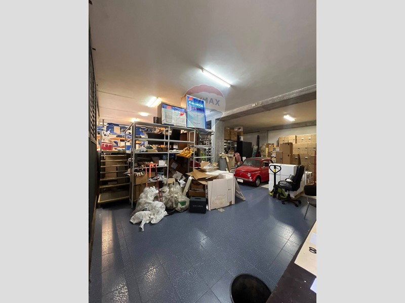 Magazzino in Vendita a Giarre, 159'000€, 318 m²