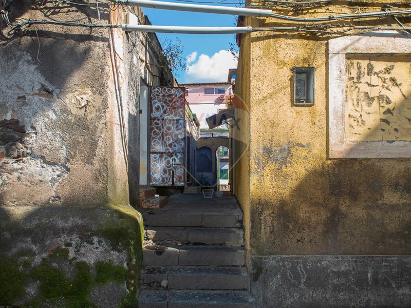 Casa Indipendente in Vendita a Catania, 174'000&euro;, 250 m²