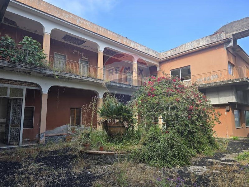 Appartamento in Vendita a Fiumefreddo di Sicilia, 350'000&euro;, 1510 m²