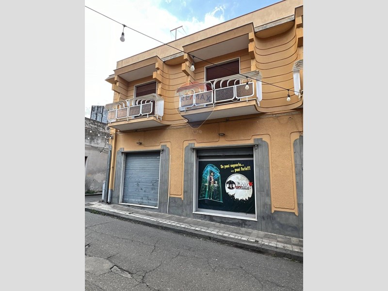 Immobile commerciale in Vendita a Giarre, 219'999€, 451 m²