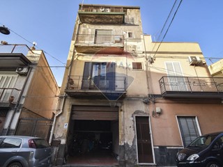 Casa Indipendente in Vendita a Paternò, 68'000€, 145 m²