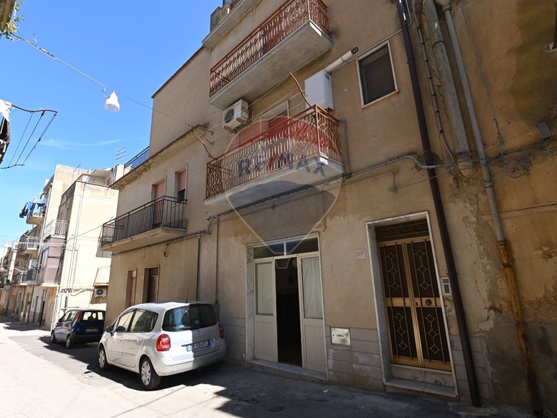 Casa Indipendente in Vendita a Caltagirone, 65'000€, 195 m²