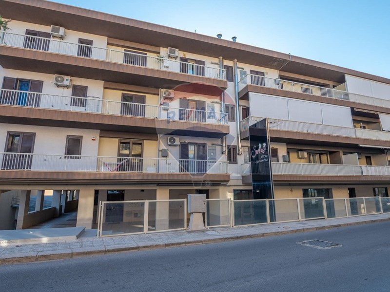 Immobile commerciale in Vendita a Comiso, 390'000&euro;, 740 m²