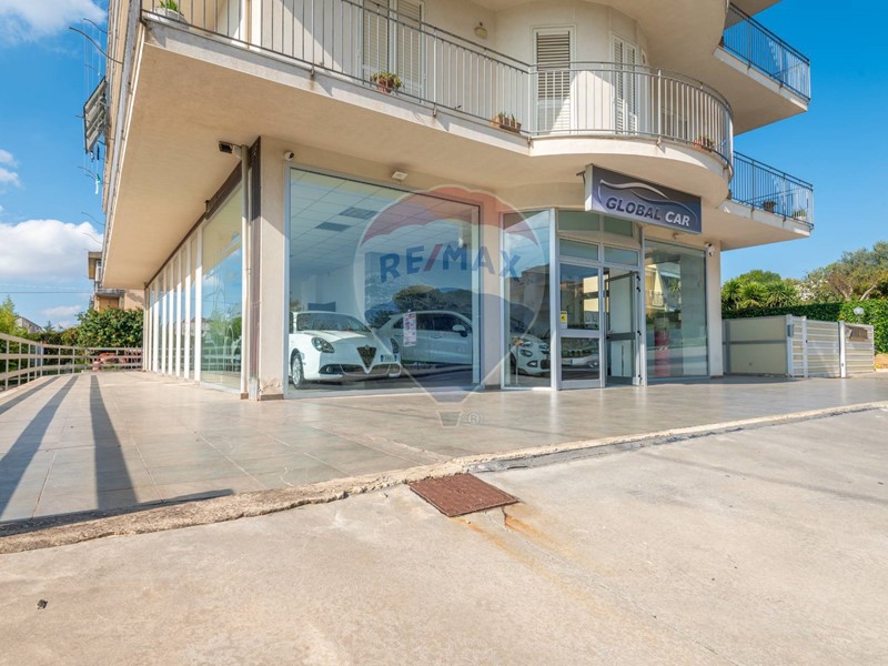 Immobile commerciale in Vendita a Caltagirone, 199'000€, 223 m²