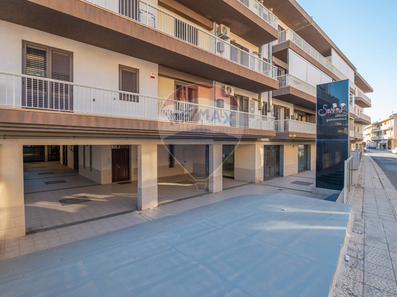 Immobile commerciale in Affitto a Comiso, 2'800€, 745 m²