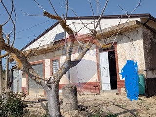 Villa in Vendita a Caltagirone, 55'000€, 95 m², con Box