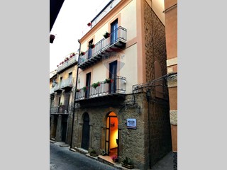 Casa Indipendente in Vendita a Piazza Armerina, 160'000€, 350 m²