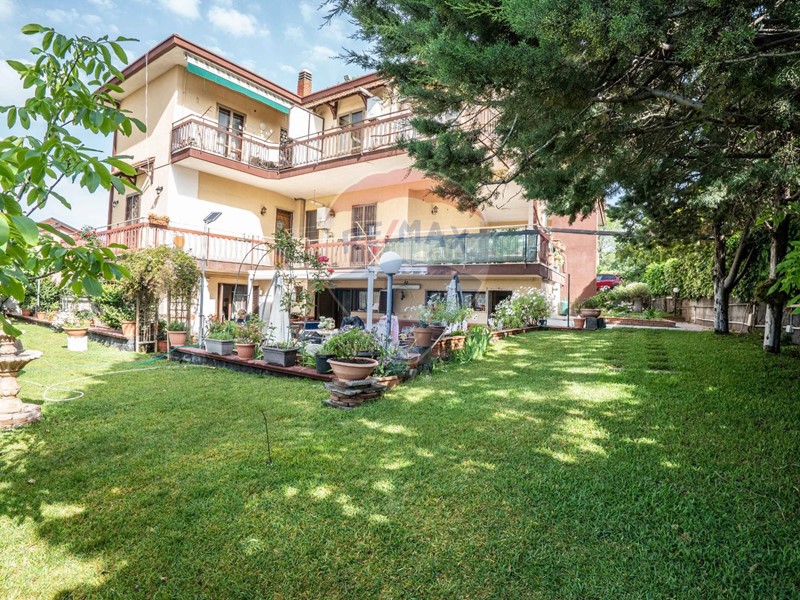 Villa in Vendita a Mascalucia, 435'000€, 350 m²