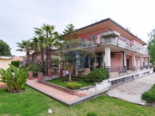 Villa in Vendita a Mascalucia, 350'000€, 380 m²