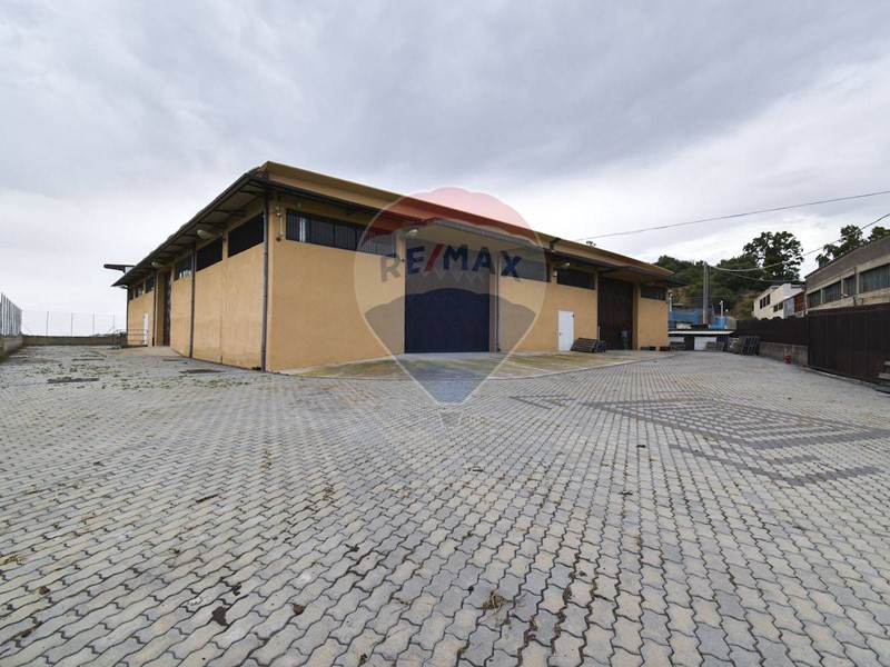 Immobile commerciale in Vendita a Motta Sant'Anastasia, 2'100'000€, 1400 m²