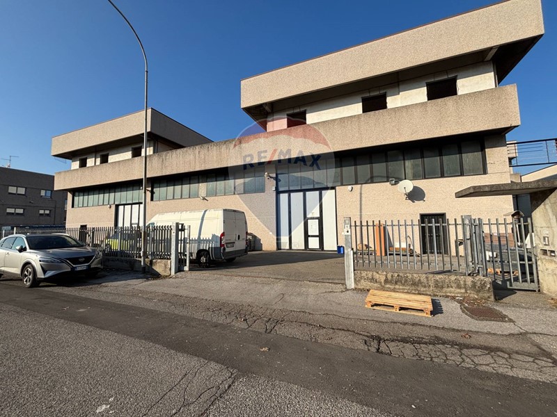 Capannone in Vendita a Bussero, 390'000€, 500 m²