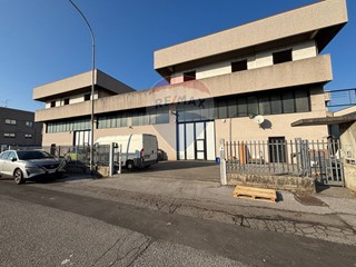 Capannone in Vendita a Bussero, 390'000€, 500 m²