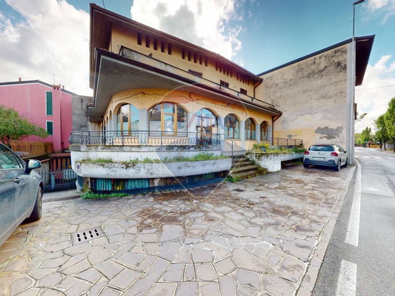 Immobile commerciale in Vendita a Ciserano, 88'000€, 320 m²