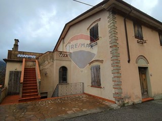 Casa Indipendente in Vendita a Seravezza, 180'000&euro;, 480 m²