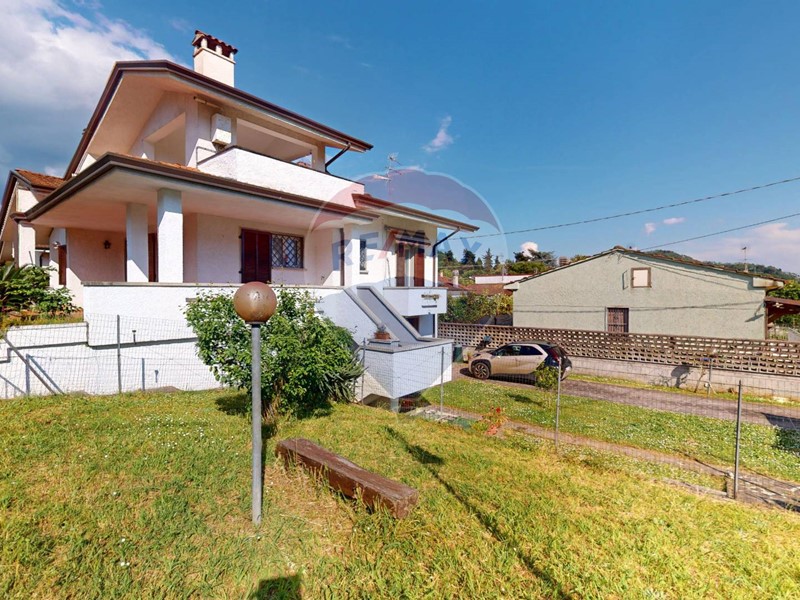 Villa in Vendita a Massarosa, 395'000€, 230 m²